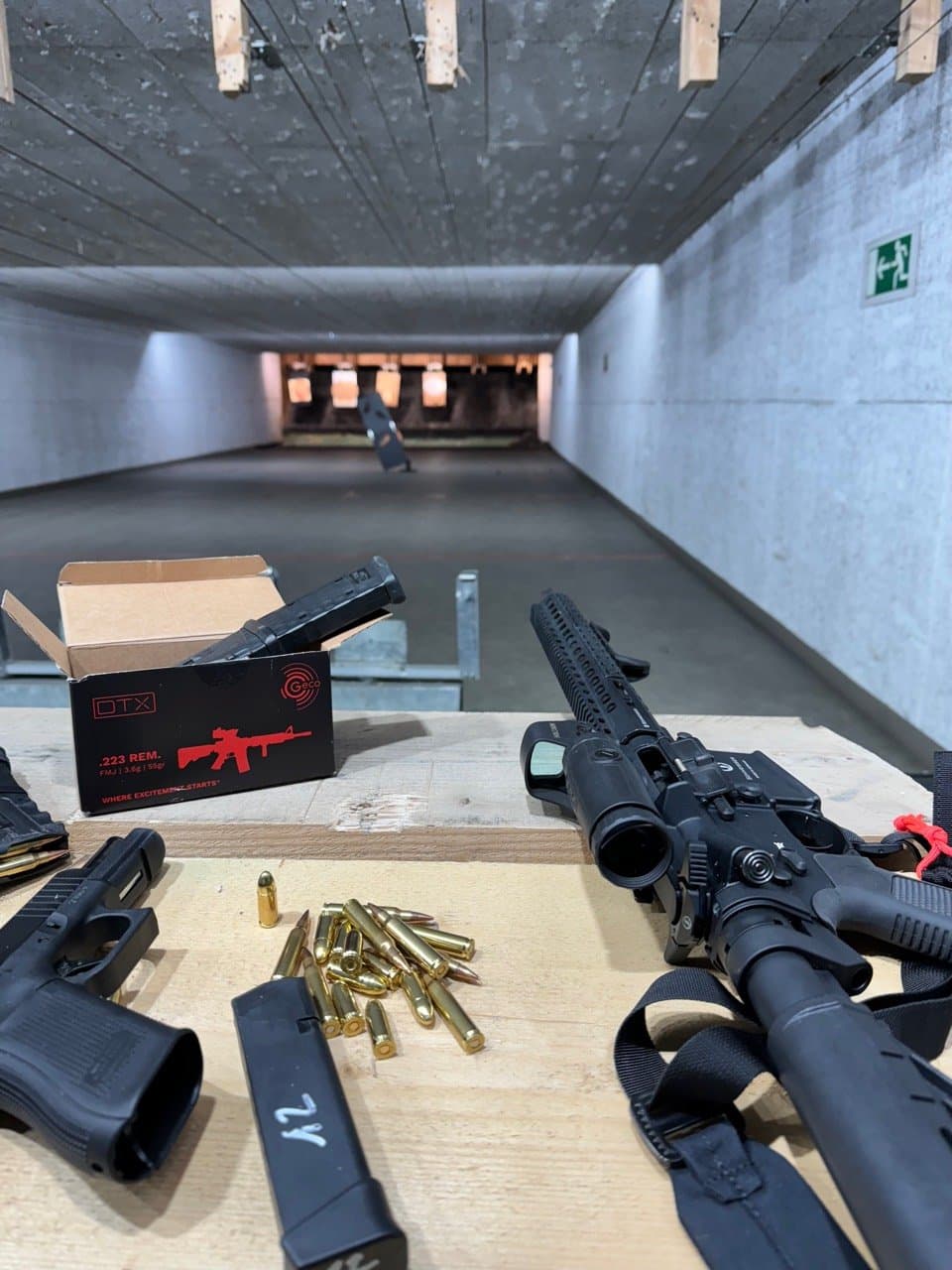 Sportwaffen und Munition vorbereitet auf dem Schießtisch