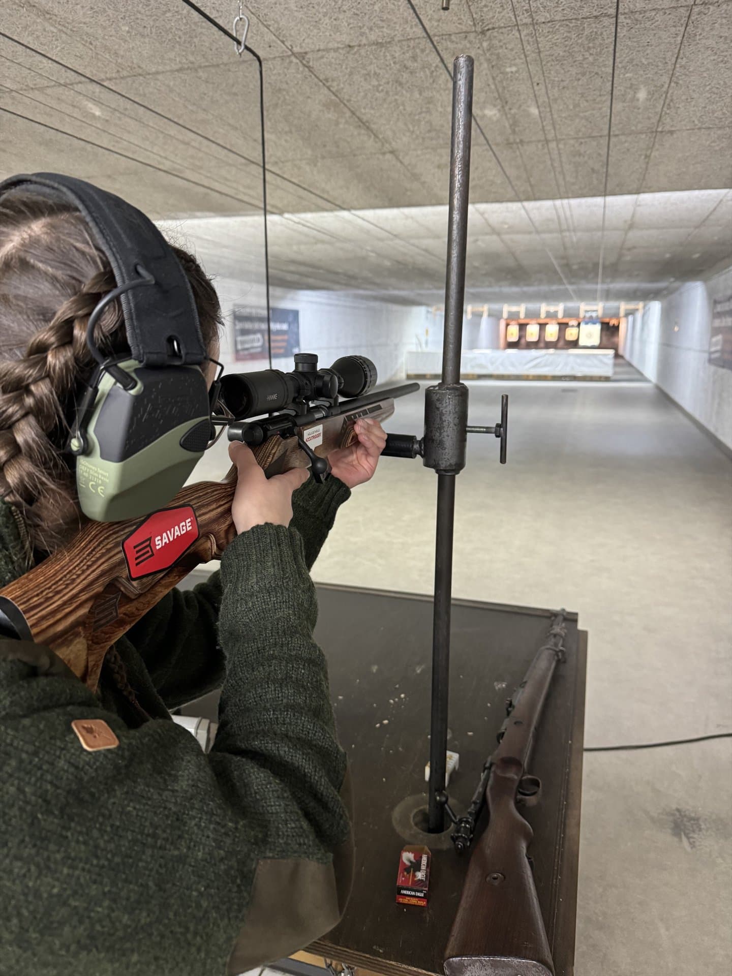 Sportschützin beim Präzisionstraining mit einer Langwaffe