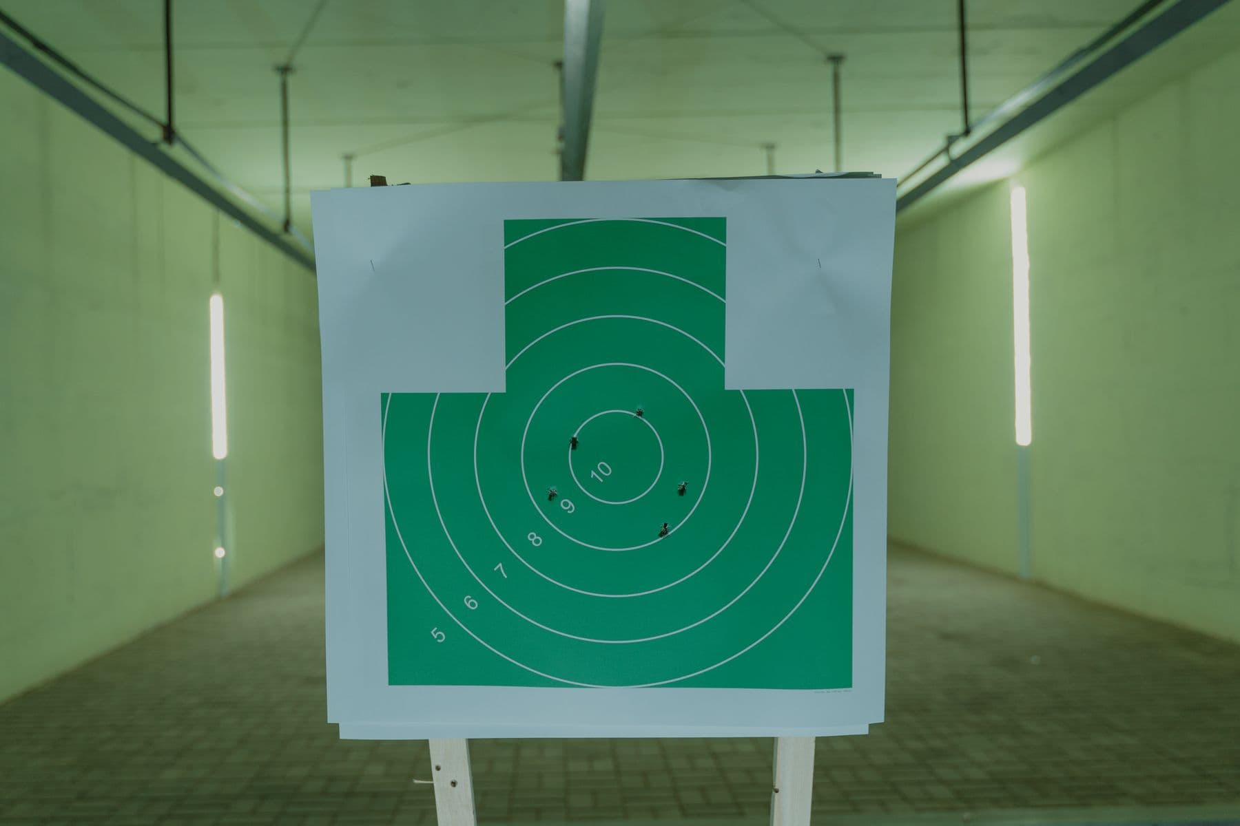 Grüne Ringscheibe auf einer Indoor-Schießbahn